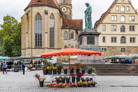 Weekly market in the city centre of Stuttgart. Schillerplatz. Stuttgart, Baden-Württemberg, Germany