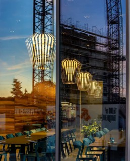 The picture shows the interior of a modern Berlin restaurant, taken in the evening, the scene is