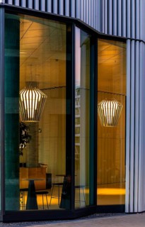 The picture shows the interior of a modern Berlin restaurant, taken in the evening, the scene is