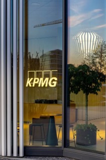 The picture shows the interior of a modern Berlin restaurant, taken in the evening, the scene is