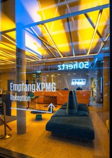 The picture shows the interior view of the modern foyer of KPMG Haus am Hauptbanhof, taken in the