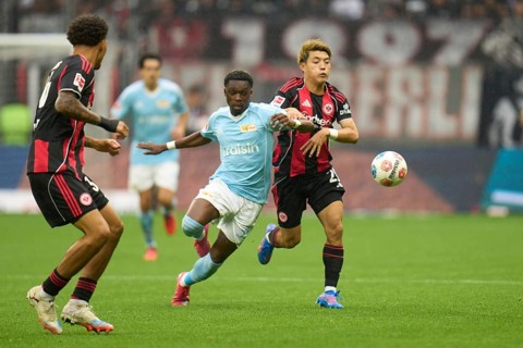 Football Bundeliga Eintracht Frankfurt-Union Berlin: Derrick Arthur Köhn (Union Berlin, l) and