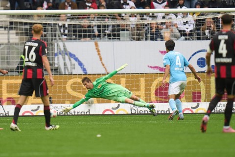 Soccer Bundeliga Eintracht Frankfurt-Union Berlin.l-r Goalkeeper Frederik Rönnow (1. FC Union