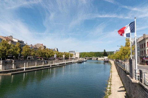 French flag, river bank, river Meuse, Verdun, Département Meuse, Grand Est, France