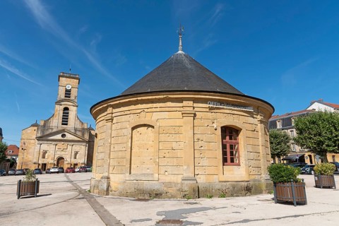 Tourist information centre, Saint-Dagobert church, historical monument, Place Darche, parade