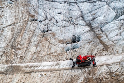 Snow groomer on Dachtstein, Dachtstein glacier, Styria, Austria