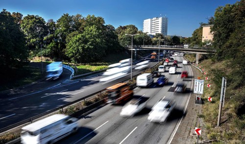 Traffic jam on the A 100 motorway: the Ringbahn bridge at the Funkturm motorway junction is closed.