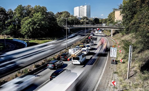 Traffic jam on the A 100 motorway: the Ringbahn bridge at the Funkturm motorway junction is closed.