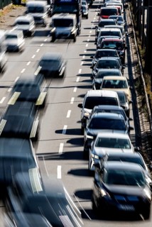 Traffic jam on the A 100 motorway: the Ringbahn bridge at the Funkturm motorway junction is closed,