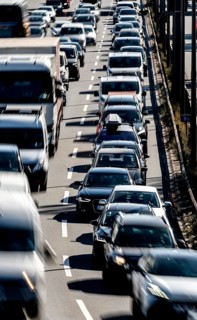Traffic jam on the A 100 motorway: the Ringbahn bridge at the Funkturm motorway junction is closed.