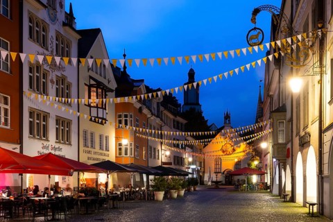 Historic houses, Häusergasse, fountain, sunshades, blue hour, St John's Church, market square,