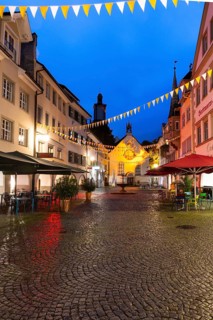 Historic houses, Häusergasse, fountain, sunshades, blue hour, St John's Church, market square,