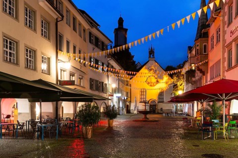 Historic houses, Häusergasse, fountain, sunshades, blue hour, St John's Church, market square,
