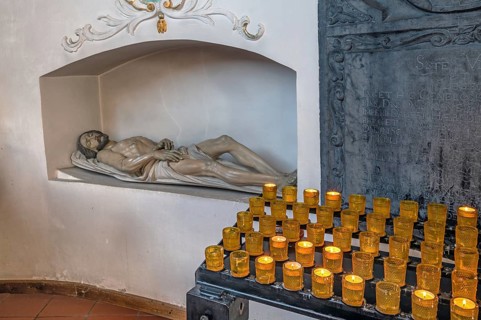 Church of St Gallus and Ulrich, niche with Christ in the tomb and sacrificial lights, Kisslegg,
