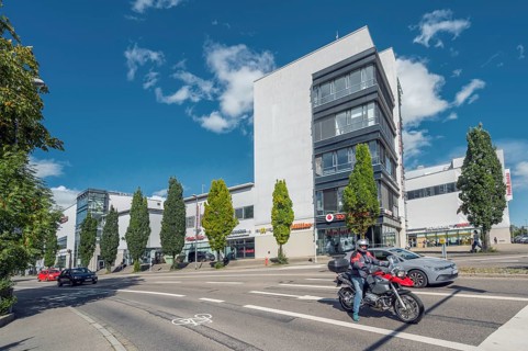 Blue sky over the Forum Allgäu with columnar oaks (Quercus robur Fastigiata), Bahnhofstraße,