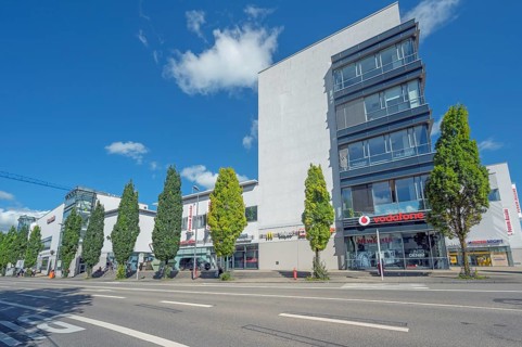 Blue sky over the Forum Allgäu with columnar oaks (Quercus robur Fastigiata), Bahnhofstraße,