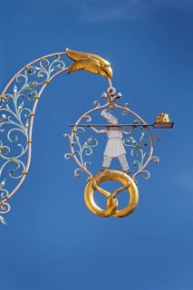 Nose sign, baker figure with Gugelhupf in Kisslegg, Allgäu, Baden-Württemberg, Germany