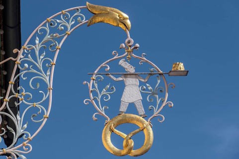 Nose sign, baker figure with Gugelhupf in Kisslegg, Allgäu, Baden-Württemberg, Germany
