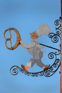 Nose sign, baker figure with pretzel in Kisslegg, Allgäu, Baden-Württemberg, Germany