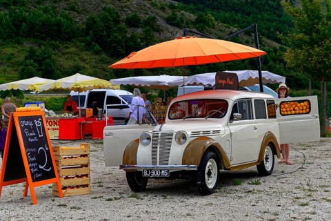 A white vintage car at a market, decorated with oranges, Provence, Département