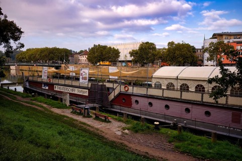 Theaterschiff Stuttgart, Rosensteinbrücke, Neckar Bad Cannstatt, Stuttgart, Baden-Württemberg,