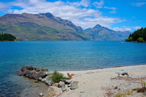 Clear lake with beach and mountains surrounded by natural beauty, Queenstown, Queenstown-Lakes