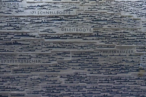 Graphic representation with silhouettes of ships and German texts on typology on a grey background,