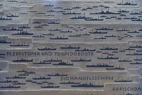 Dark silhouettes of ships on a plate, accompanied by German texts on the number and types of ships,