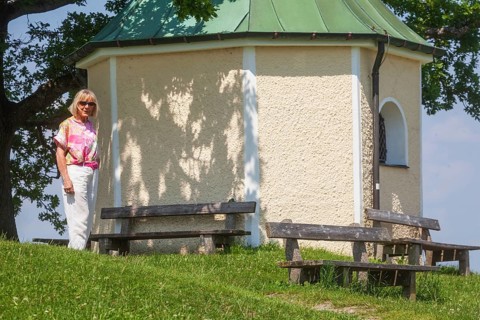 Lookout chapel with Luitpoldeiche, near Törwang, Samerberg, Chiemgau, Upper Bavaria, Bavaria,