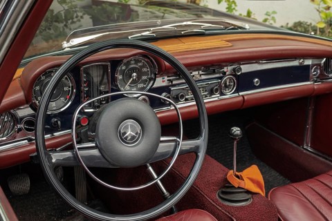 Retro interior of a Mercedes with leather and wood elements, shows luxury and vintage style,