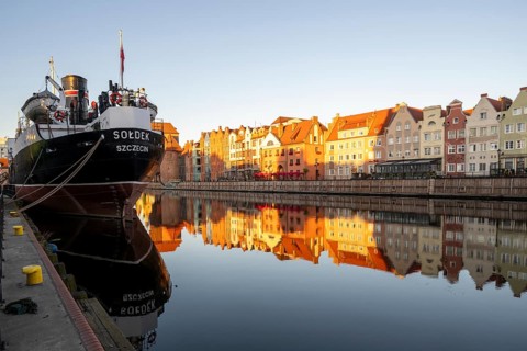 Waterfront promenade with reflection at sunrise in the Old Town, museum ship, Motlawa River,