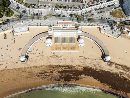 The old quarter of the town of Cádiz. Prominent the Caleta beach and the old Balneario de la Palma.