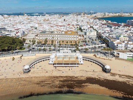 The town of Cádiz with the old quarter in the foreground. Prominent the Caleta beach and the old