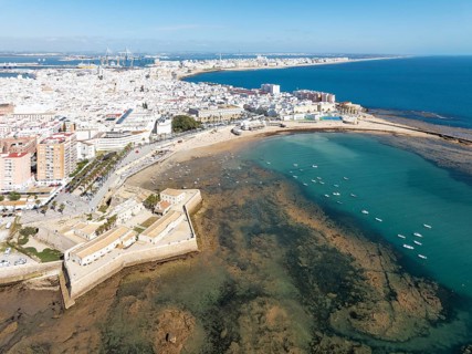 The town of Cádiz with the old quarter in the foreground. Prominent the Santa Catalina castle, the