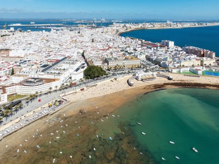 The town of Cádiz with the old quarter in the foreground. Prominent the Caleta beach, the old