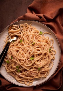 Spaghetti carbonara, in creamy garlic sauce, pasta in white sauce, homemade, no people
