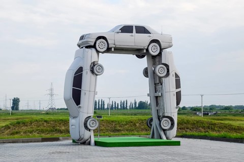 Homemade sculpture of three cars. Monument to the cyrillic letter P. Public Monument. Krasnodar,