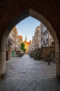 View through Tor tor into Frauengasse, Ulica Mariacka, Gdansk, Gdansk, Poland