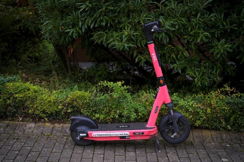 On the side of the road, pavement, parked e-scooter, electric scooter, scooter, in the VOI bike
