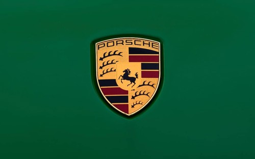 Crest, logo, emblem, on Porsche Macan GTS, viper green, green, Stuttgart, Baden-Württemberg,