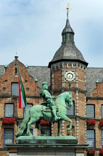 Jan Wellem equestrian statue, town hall on the market square, Old Town, Düsseldorf, Rhineland,
