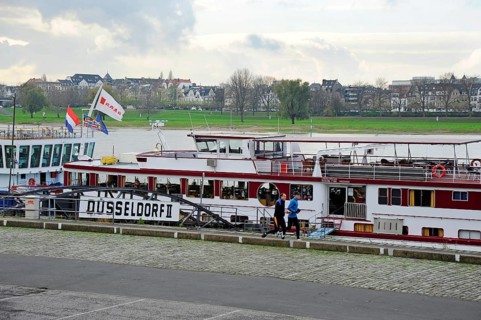 Excursion boats on the banks of the Tonhalle, behind them the Niederkassel district on the other