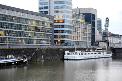 Boats in the customs harbour, modern architecture at the Media Harbour, Düsseldorf, Rhineland,