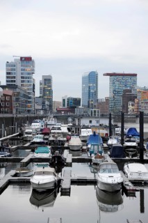 Boats in the customs harbour, modern architecture at the Media Harbour, Düsseldorf, Rhineland,