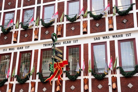 Alt-Bier Brauerei Zum Schlüssel, facade with Christmas decorations in the historic city centre,