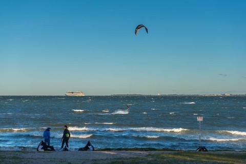 Kitesurfing in the Bay of Kiel in strong winds, high swell, Strande near Kiel,