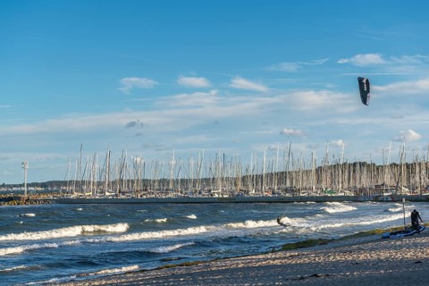 Kitesurfing in the Bay of Kiel in strong winds, high swell, Strande near Kiel,