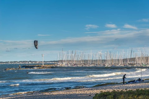 Kitesurfing in the Bay of Kiel in strong winds, high swell, Strande near Kiel,