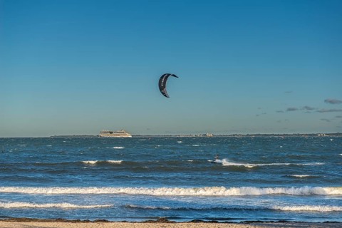 Kitesurfing in the Bay of Kiel in strong winds, high swell, Strande near Kiel,