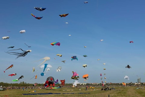 CITY AND COUNTRY Festival of GIANT DRAGONS 2025, 27 September 2025, Tempelhofer Feld, Berlin,
